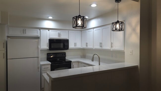 Kitchen - 1717 E Union Hills Dr Unit 1095