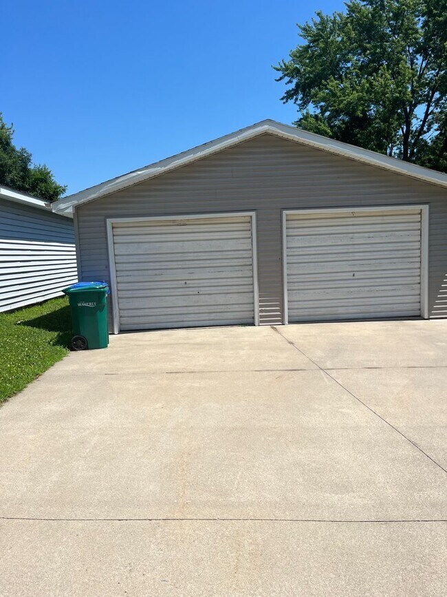 806 Cedar River Dr NW