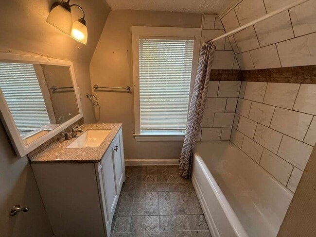 Photo - 3 BED 1.5 BATH BEAUTIFUL SINGLE HOME!