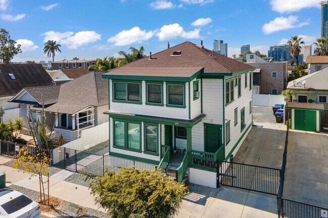 Unit has private, ground-floor entrance to left. - 358 22nd St Unidad Two