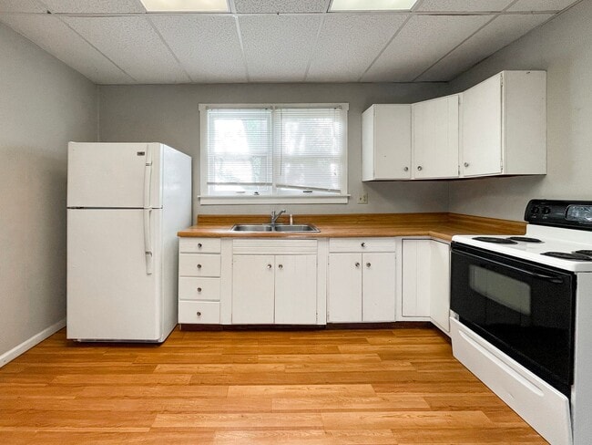 Building Photo - PRELEASING for AUGUST! Close to Campus: In...