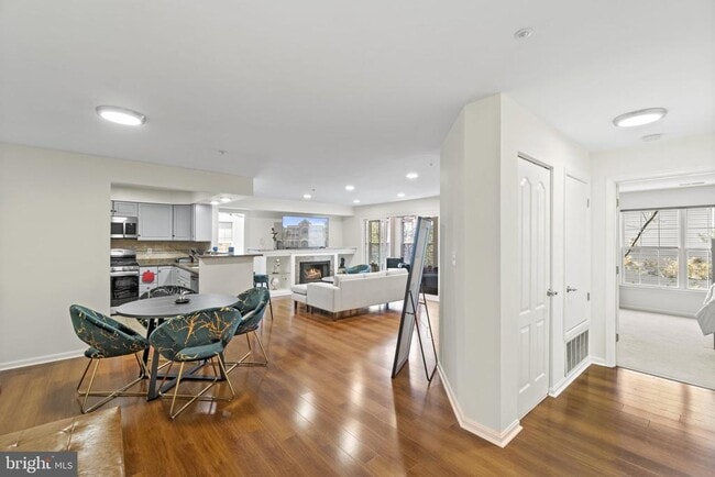 Building Photo - 6601 Thackwell Way Unit 3-I