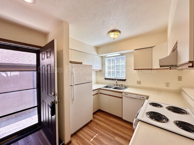 Photo - 715 Julian Cir