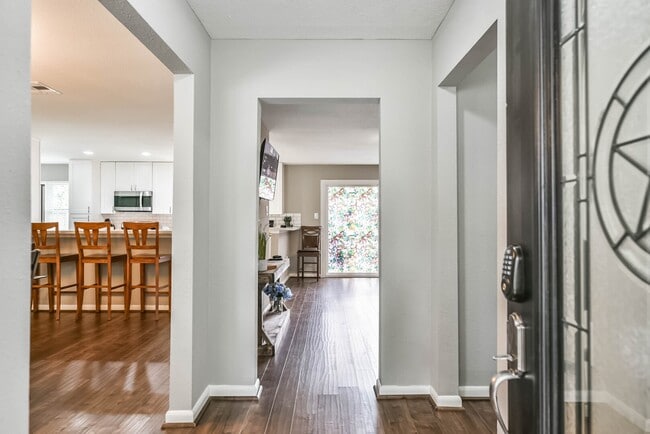 Photo - 5650 Ludington Dr