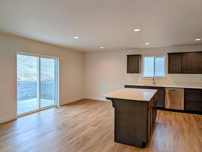 Photo - **New Construction** FOUR Bedroom House for Rent in Eastmont School District!