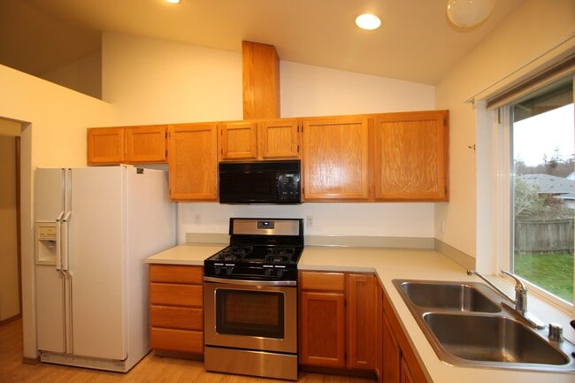 Photo - 3 Bed 2.5 Bath - Shannon Forest - Hillcrest - Pet Friendly - NAS Whidbey