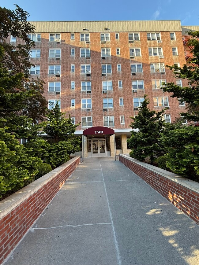 Building Photo - 2 Sadore Ln Unit 1A Rental