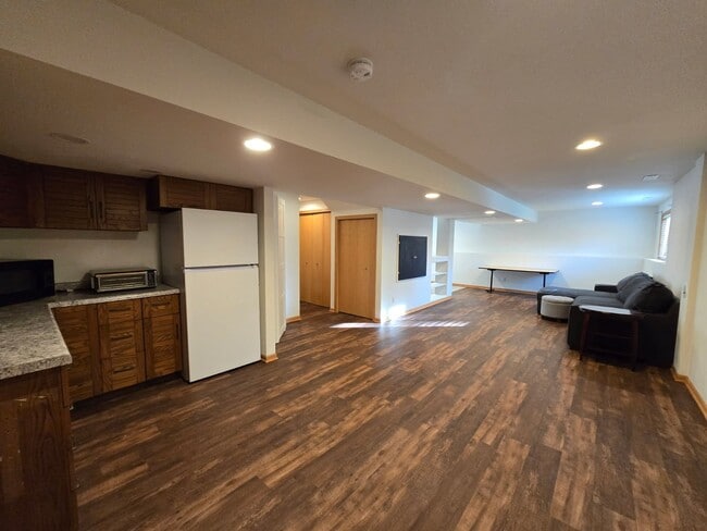 Photo - 412 Lone Pine Way