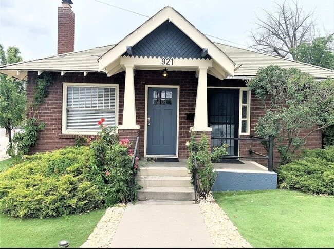 Building Photo - Charming four-bedroom home one block from UNR