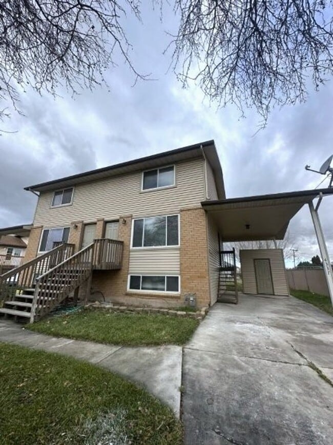 Building Photo - 700 700 W Unit 4337 S 700 W