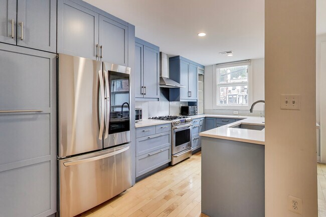 Photo - 646 Keefer Pl NW