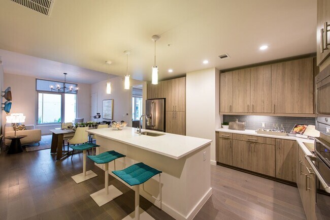 Building Photo - Live Luxury Near Hermann Park – 1 Month Free! Unit OHNP2