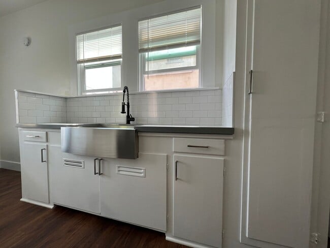 Photo - 1694 Oxford St