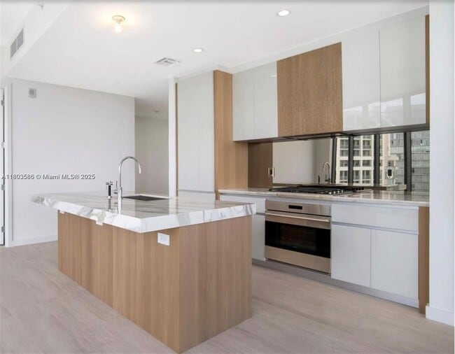 Photo - 2831 S Bayshore Dr Unidad 1105 Rental