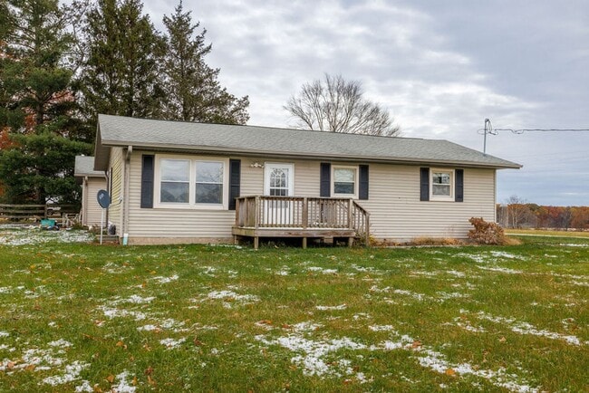 Building Photo - Quiet 3 Bedroom Home with Detached Garage