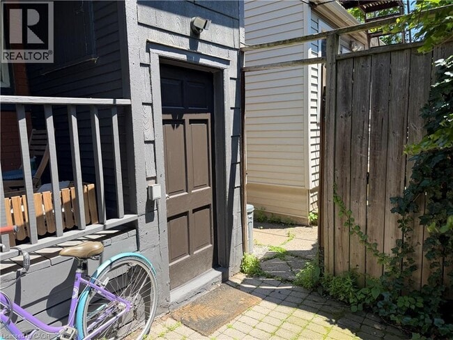Photo - 207 Charlton Ave W