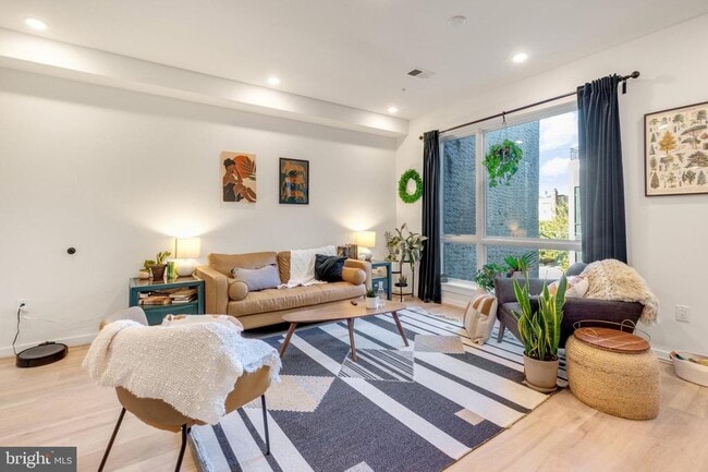 Building Photo - 2212 N Front St Unit 5