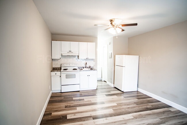 Building Photo - 2311 Holbrook Dr Unit 4