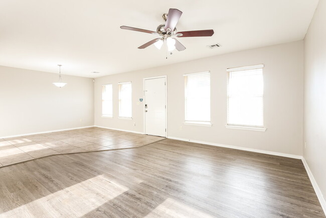 Photo - 1933 Creekridge Dr