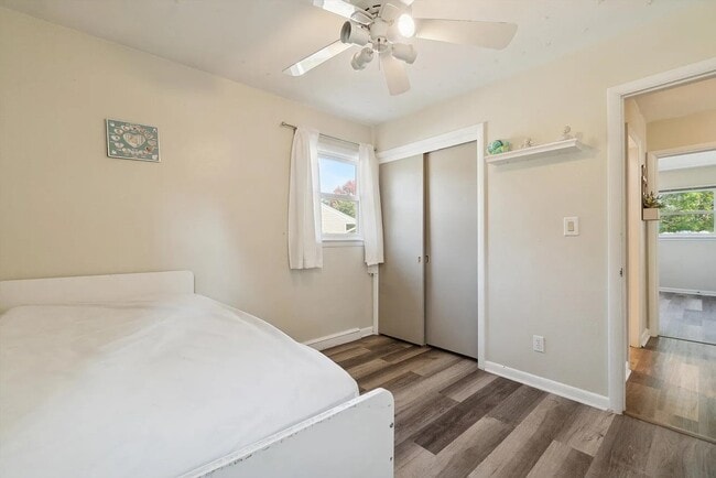 Photo - 1954 Wisteria Rd