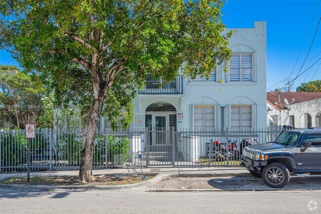 Building Photo - 301 SW 10th Ave Unit 3 Rental