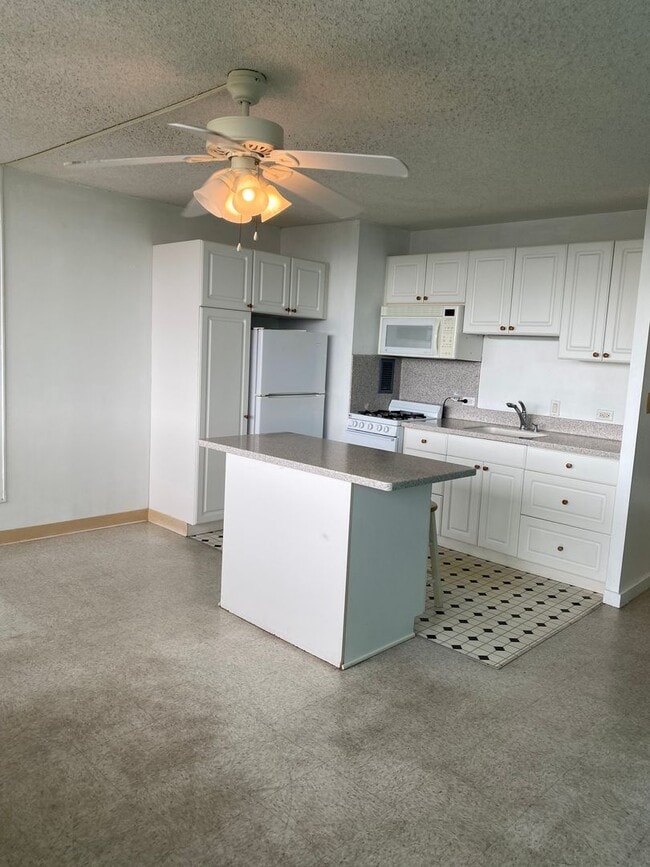 Building Photo - Punahou Gardens Penthouse House Studio - E...