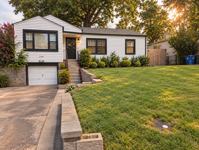 2539 E 17th St