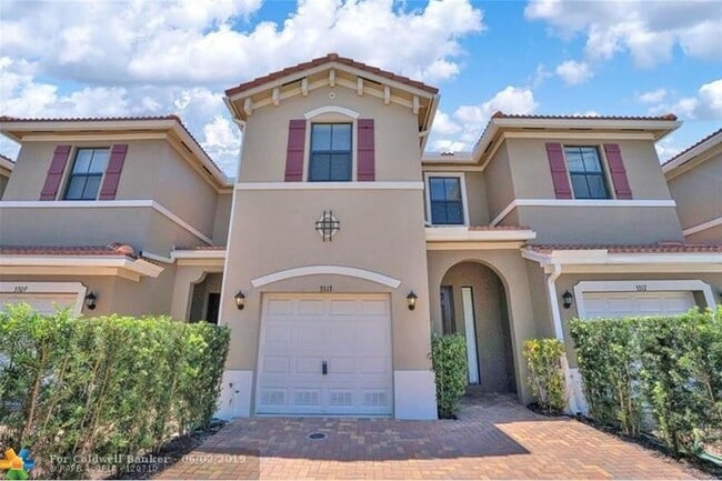 Building Photo - Beautiful Townhouse 3 -2.5 baths