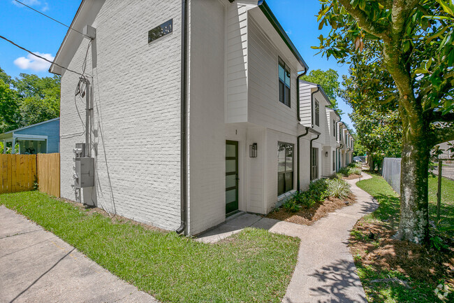 Building Photo - Zurqui on Fox Run Rental