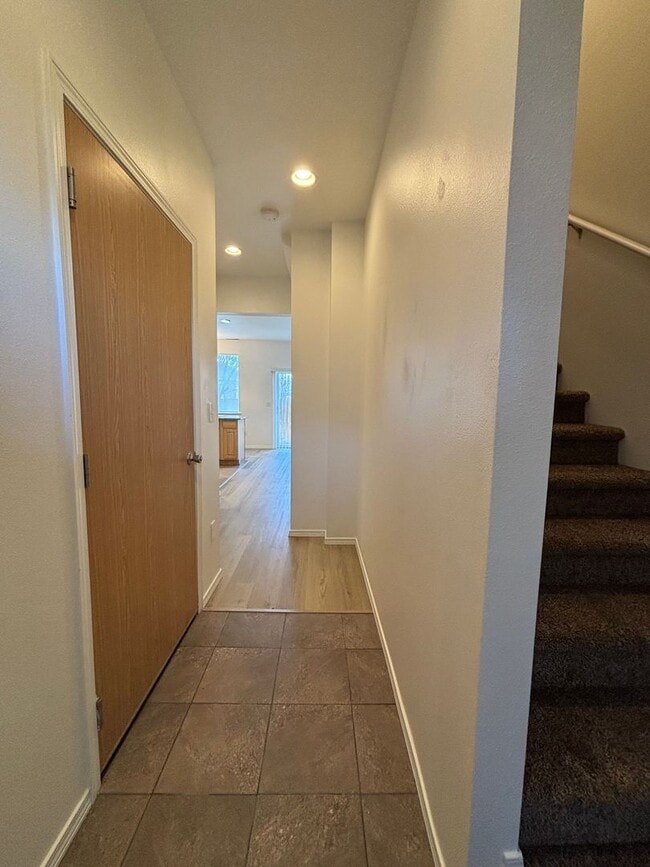 Photo - $500 Off 1st Month w/ 12m Lease! Pet Frien... Unidad 1622 #3