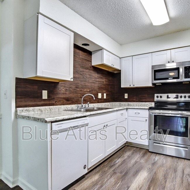 Photo - 916 Hilltop Dr