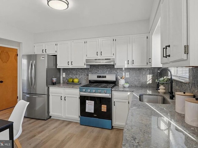 Cocina completa en la planta superior - 5005 Apache St