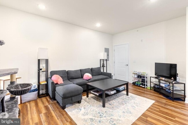 Photo - 2411 Kensington Ave Unit 202