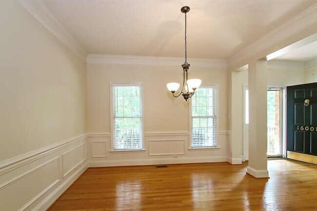 Photo - 16008 Cranleigh Dr