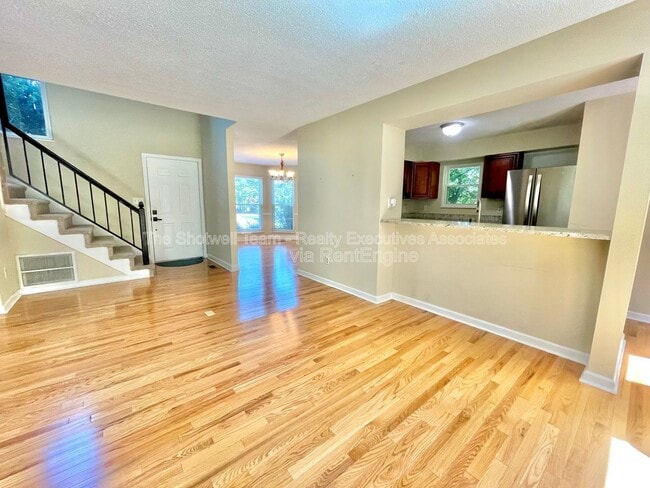 Photo - 1363 Wenlock Rd