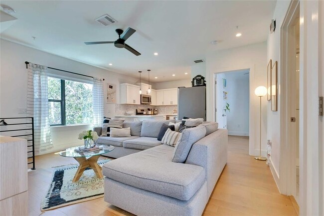 1128 Chicon St Unit 201