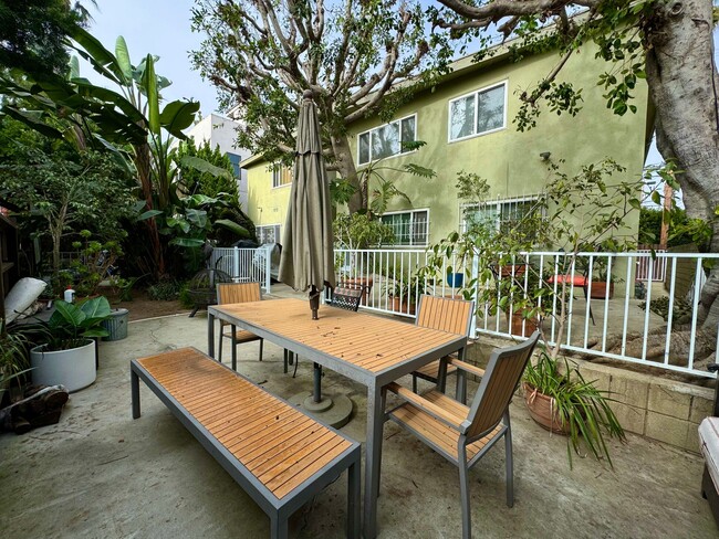 Building Photo - Steps from the famous Venice Boardwalk Unit 127 Vista Pl 02 ACTIVE Rental