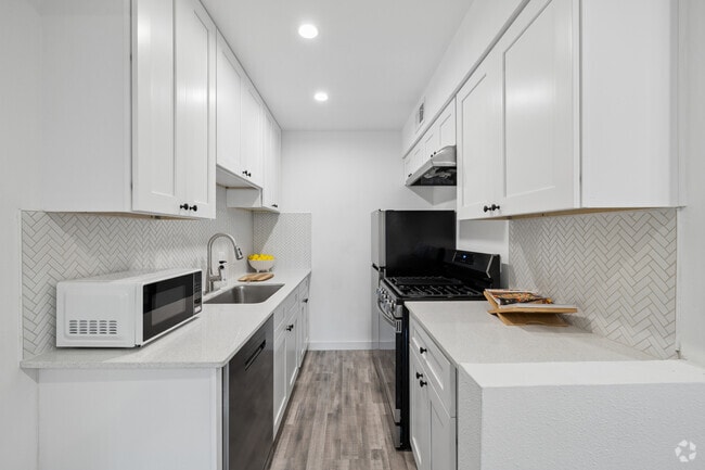 2BR, 1BA - 725SF - Kitchen