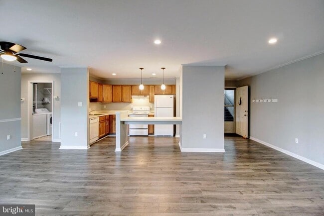 Building Photo - 2121 Wainwright Ct Unit 1C