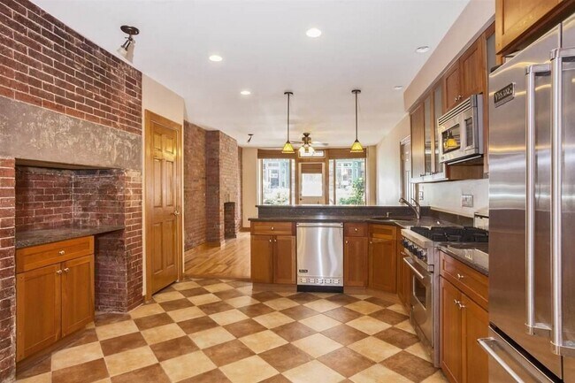 Photo - 202 Warren St