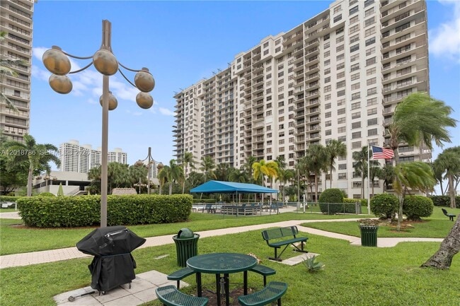 Building Photo - 18151 NE 31st Ct Unit 305