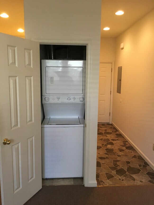 Photo - 1165 Main St