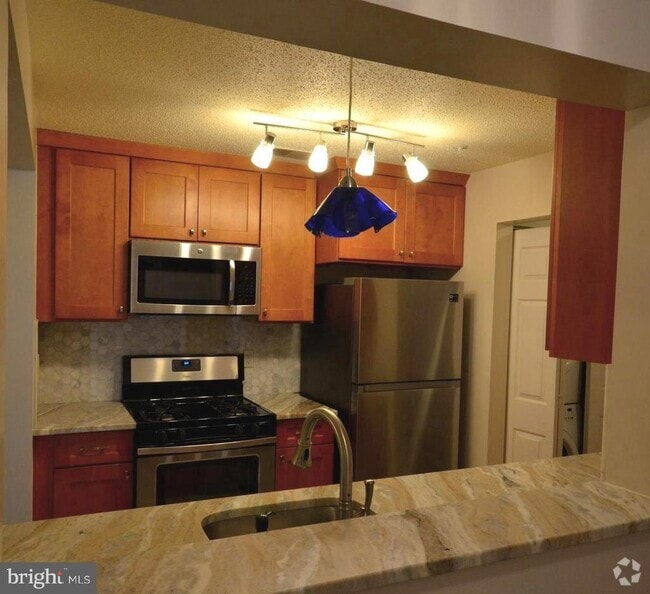 Building Photo - 10009 Vanderbilt Cir Unit 6-5 Rental