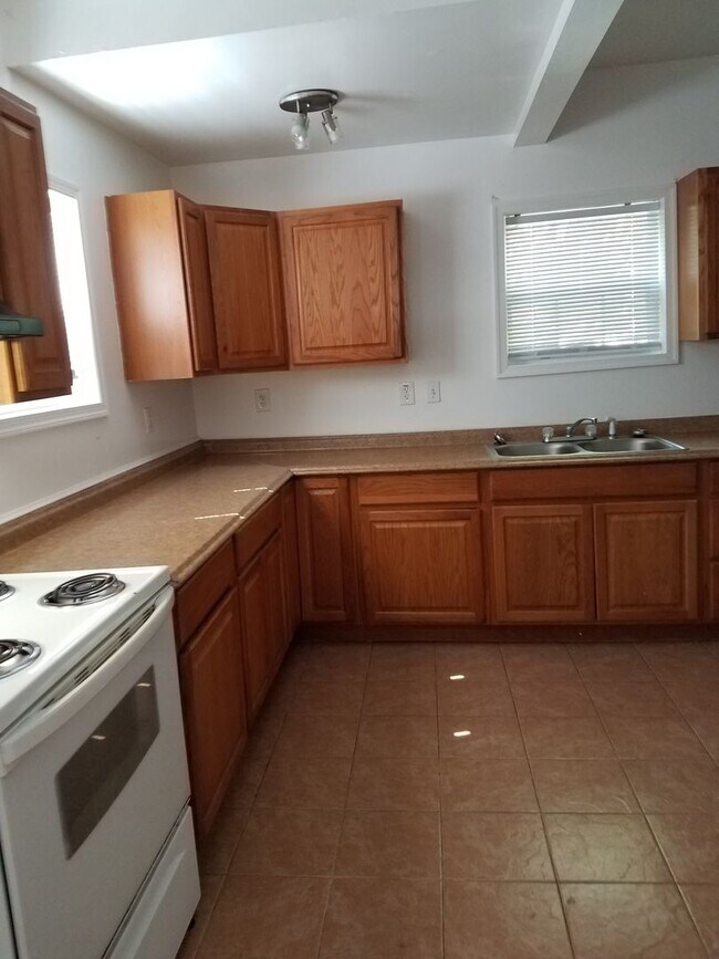 Photo - 4 bedroom 2 bath unit within minutes of Ol...