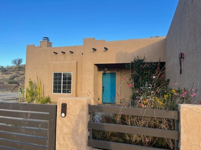 Building Photo - Cozy 3 Bedroom 2 Bathroom Home with Breathtaking Views