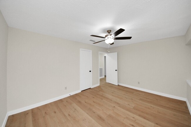 Building Photo - 25511 Many Oak Dr