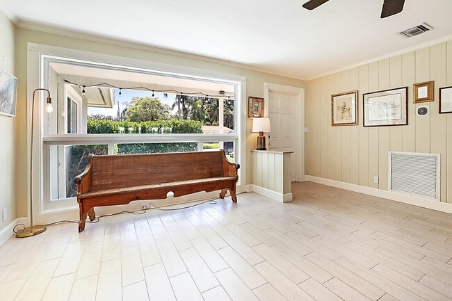 Photo - 711 NW 7th Dr