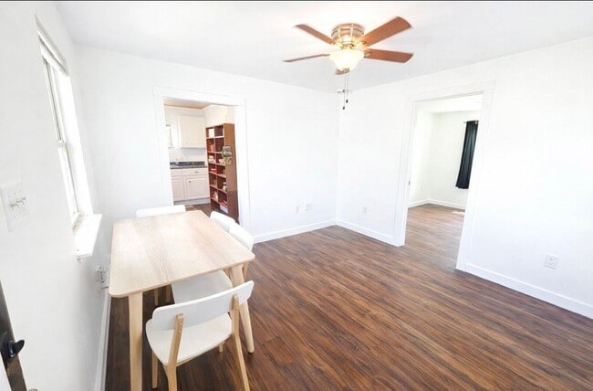 Building Photo - 2117 Everett St Unit B