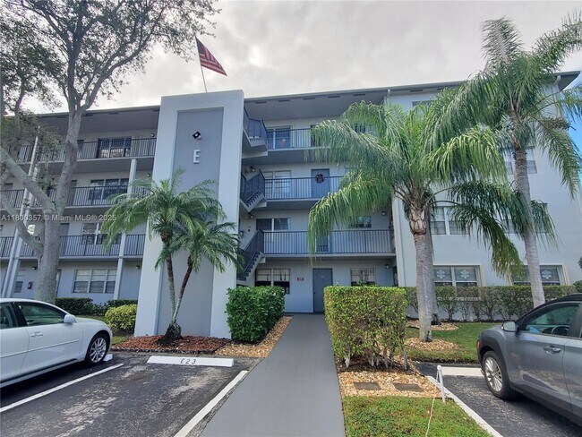 Photo - 300 SW 134th Way Unidad 413E Rental