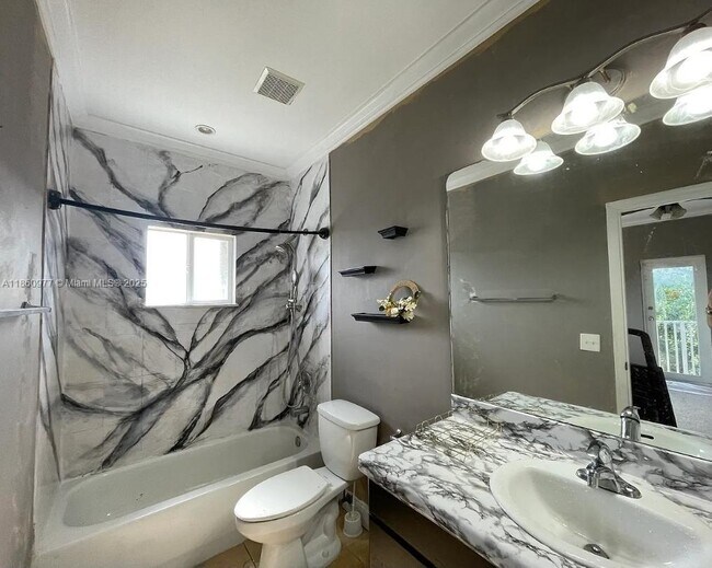 Photo - 1100 NW 26th St Unidad 2